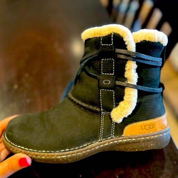 UGG Caspia Black w/Tan Leather Lace Up Ankle Sheepskin Warm Boots Womens Sz 7 - Picture 1 of 10